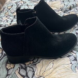 LIKE NEW Tom's Black Suede Ankle Booties size 8